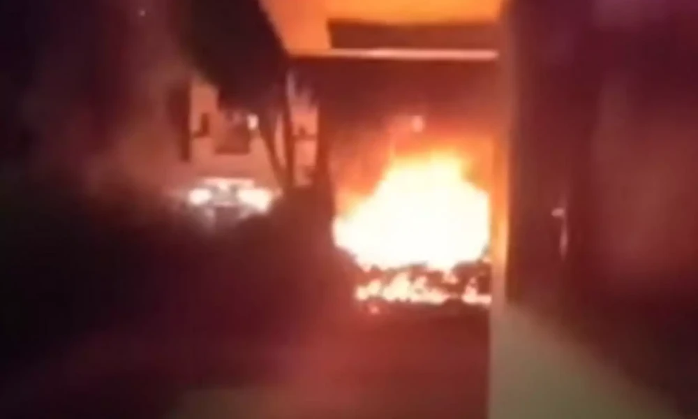 Πάτρα: Στις φλόγες τυλίχθηκαν 5 αυτοκίνητα- Η στιγμή της έκρηξης (Βίντεο)